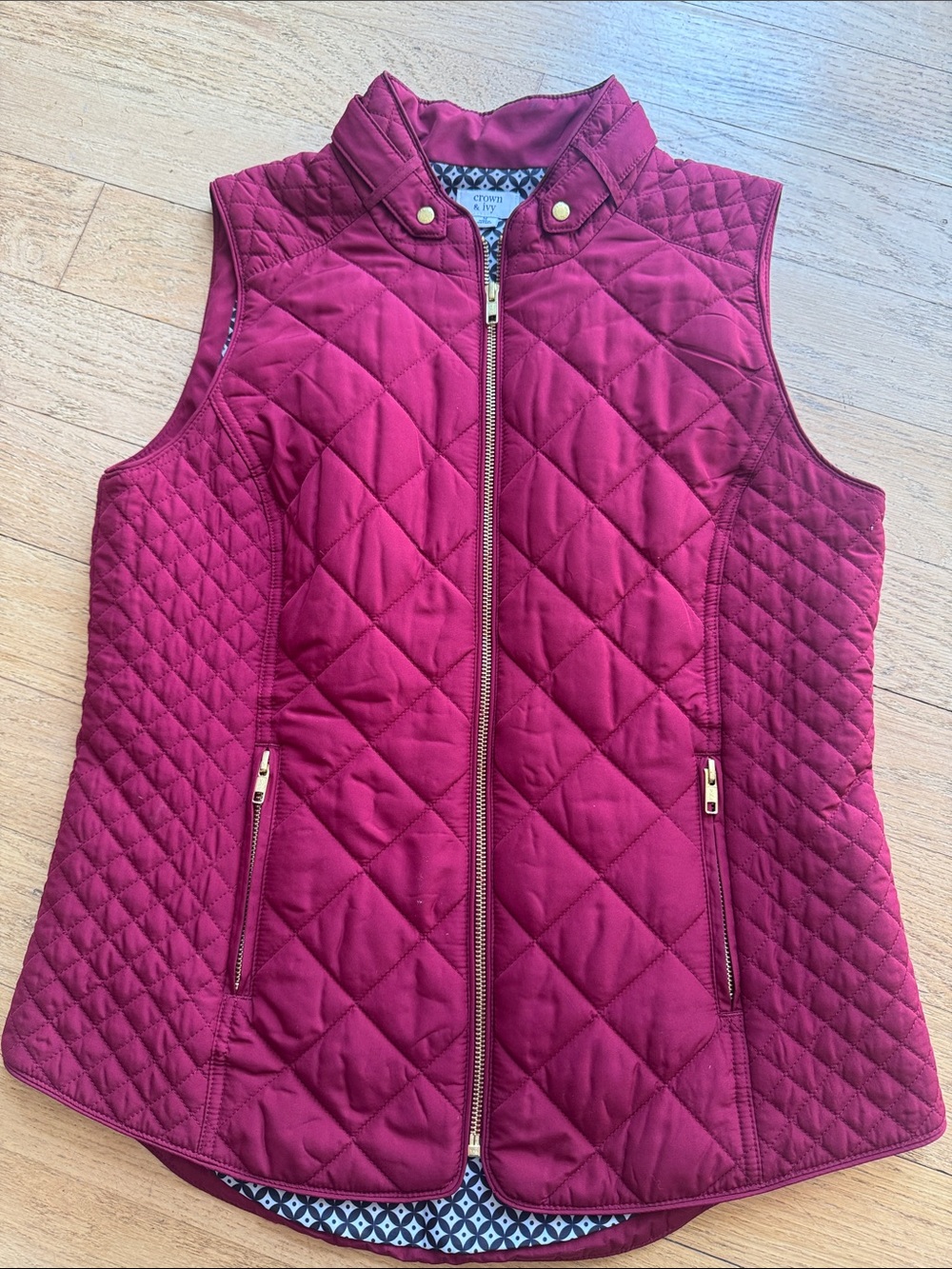 crown & ivy Quilted Vest in Burgundy with Gold Accents, size medium